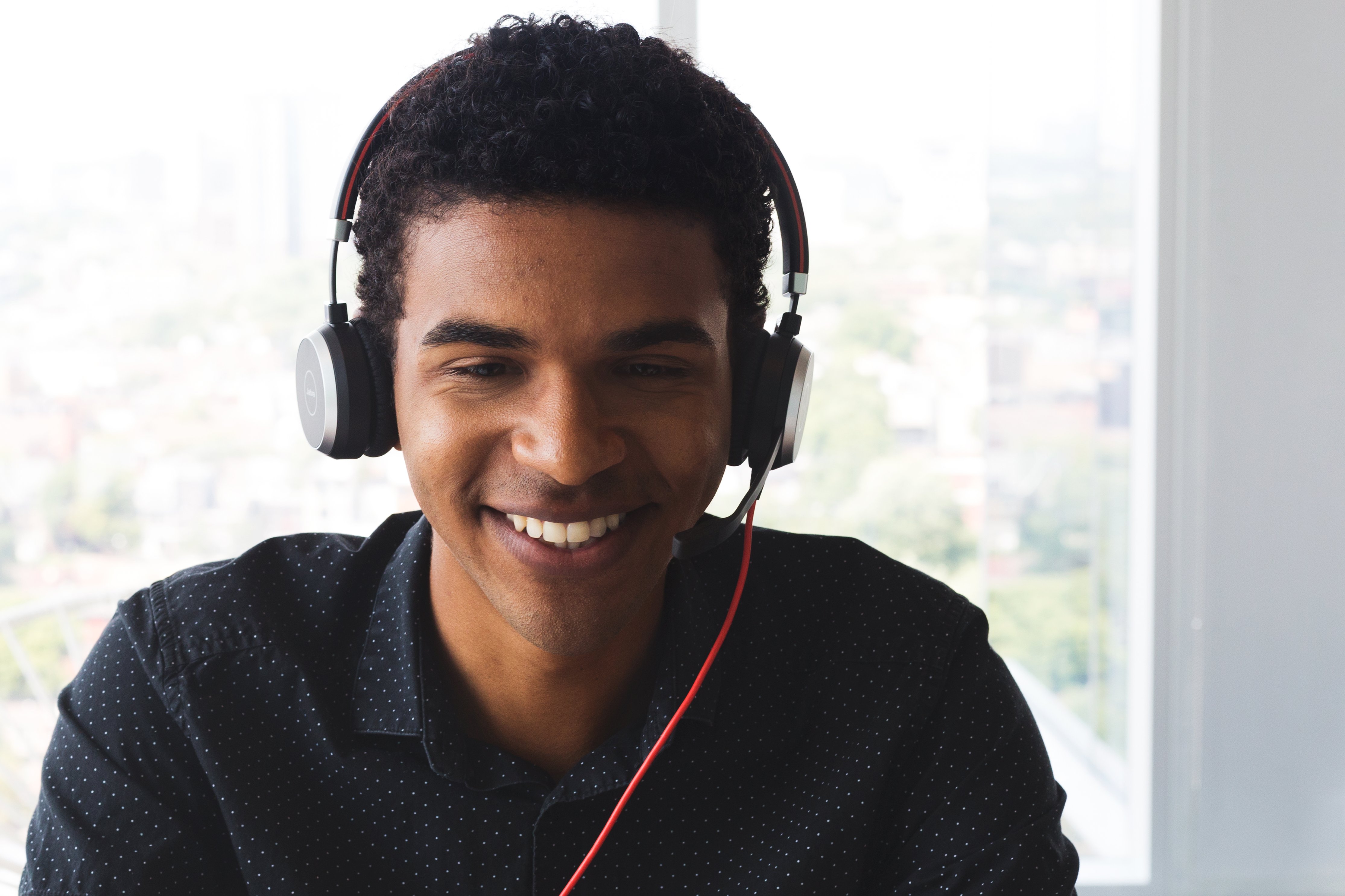 customer-support-staff-smiles customer-support-staff-smiles
